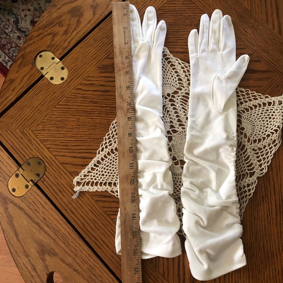 3/4 Length Vintage White Gloves - Picture 4 of 12